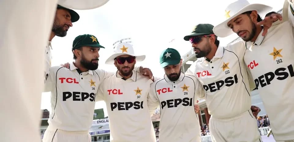 Jugadores de Pakistán en reunión antes del partido