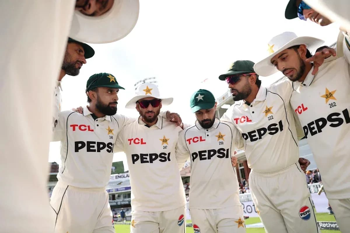 Jugadores de Pakistán en reunión antes del partido