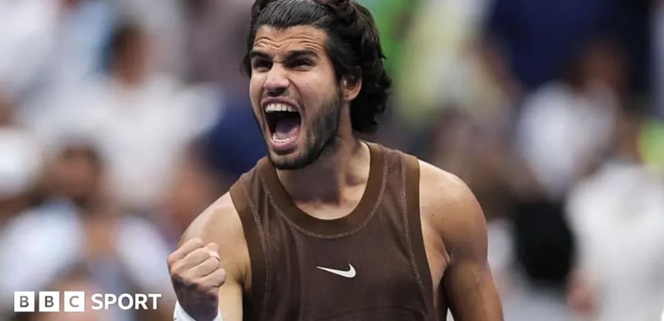 Jugador de tenis celebrando con puño en alto