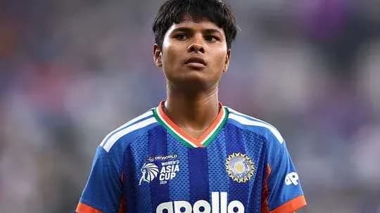 Jugador con camiseta de India en el campo