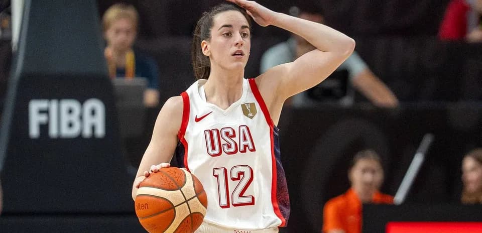 Jugadora de baloncesto de Estados Unidos con balón