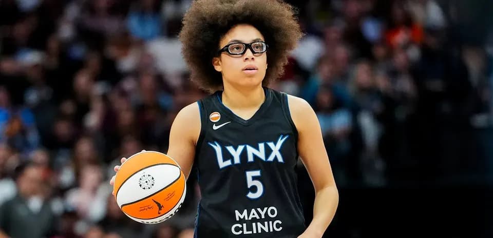Jugadora de Lynx sosteniendo balón en la cancha