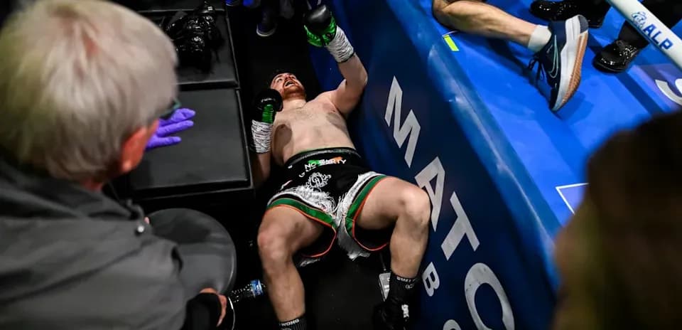 Boxeador caído en el ring después de la pelea