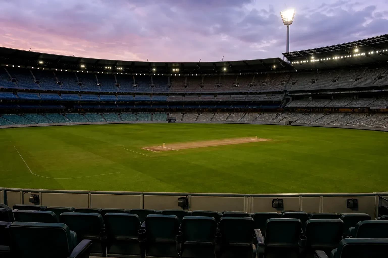 Campo de cricket vacío en estadio iluminado