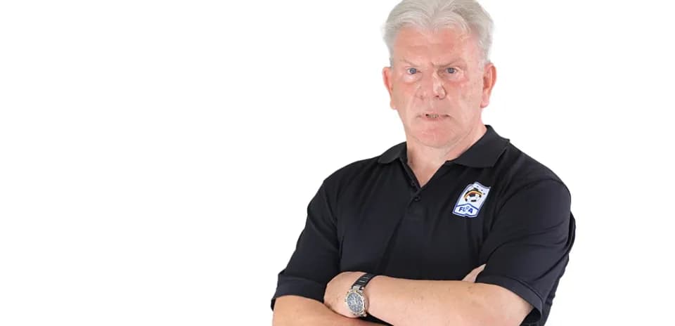 Entrenador con los brazos cruzados en camiseta negra