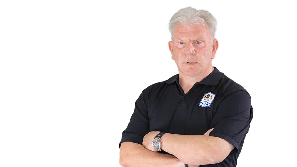 Entrenador con los brazos cruzados en camiseta negra
