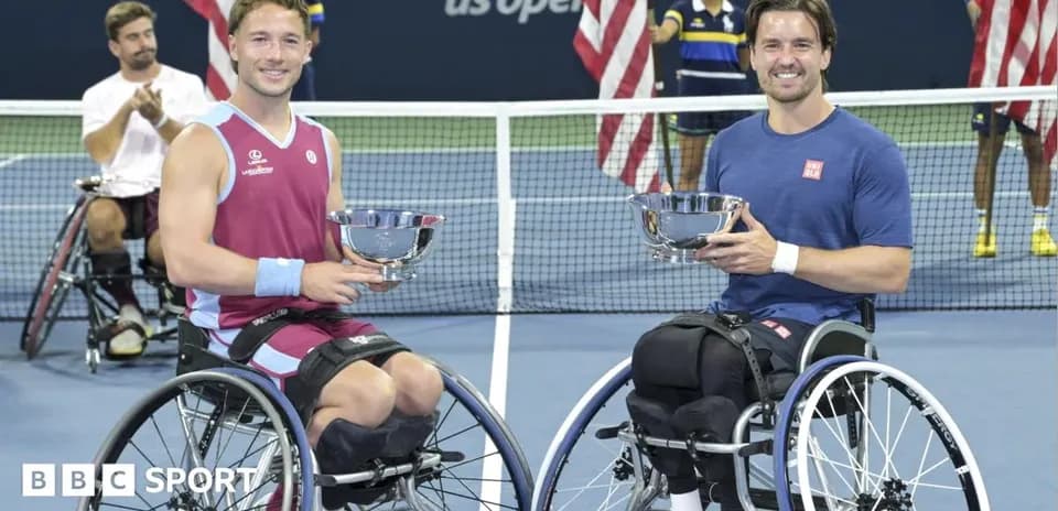 Jugadores de tenis en sillas de ruedas con trofeos