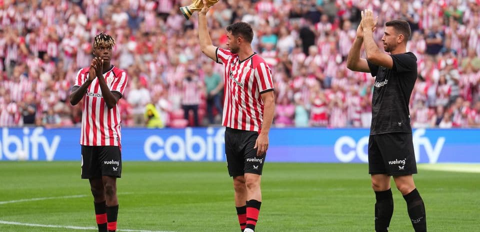 Jugadores del Athletic Club celebrando con trofeo