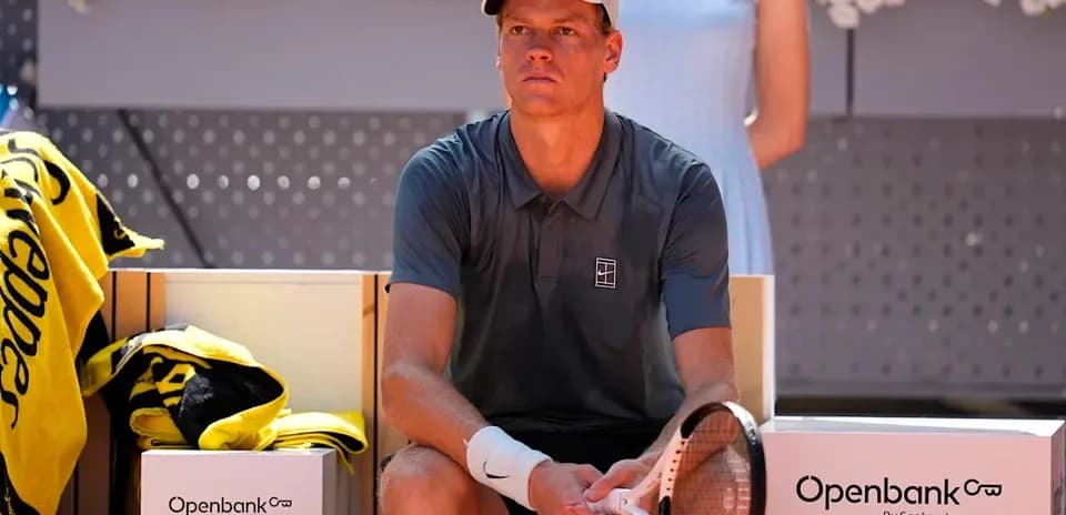 Jugador de tenis sentado en el banco de descanso
