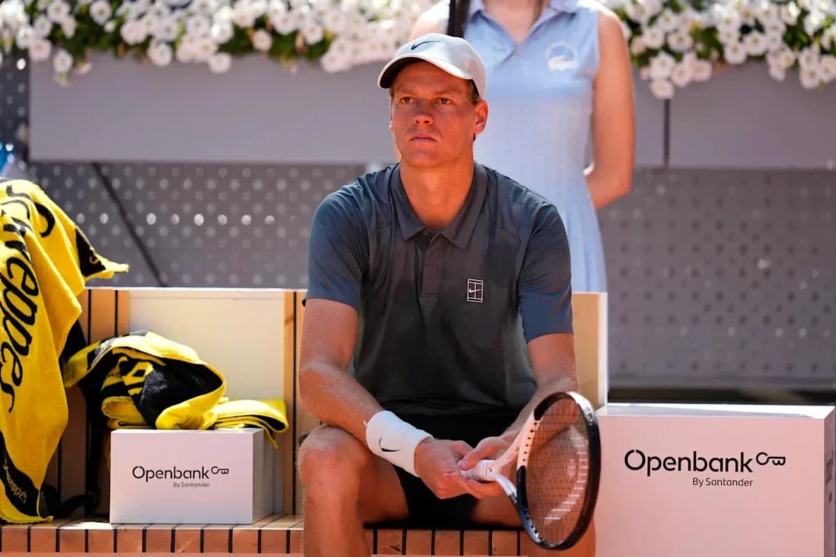 Jugador de tenis sentado en el banco de descanso