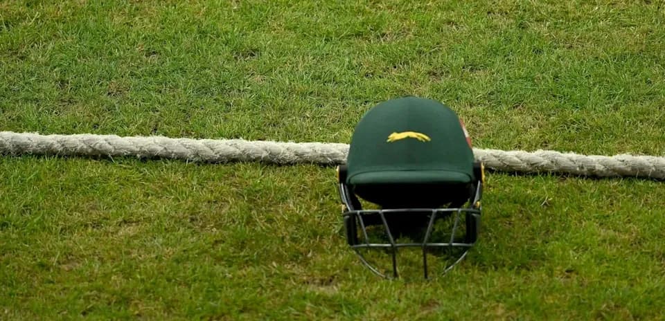 Casco de cricket en el campo de juego
