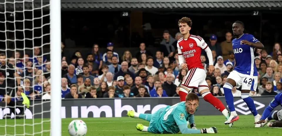 Jugador de Arsenal celebra tras anotar un gol