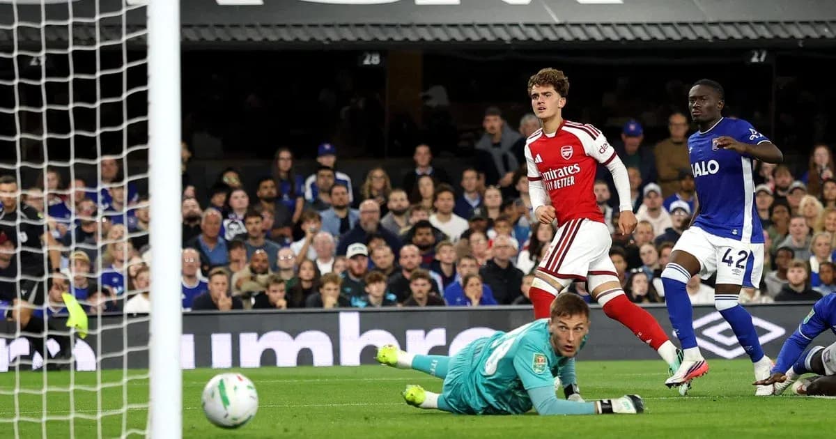 Jugador de Arsenal celebra tras anotar un gol