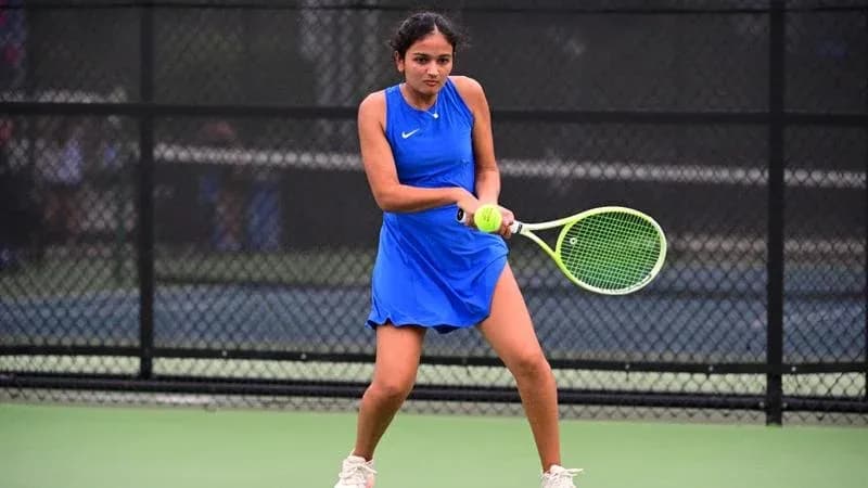 Jugadora de tenis golpeando una pelota en la cancha