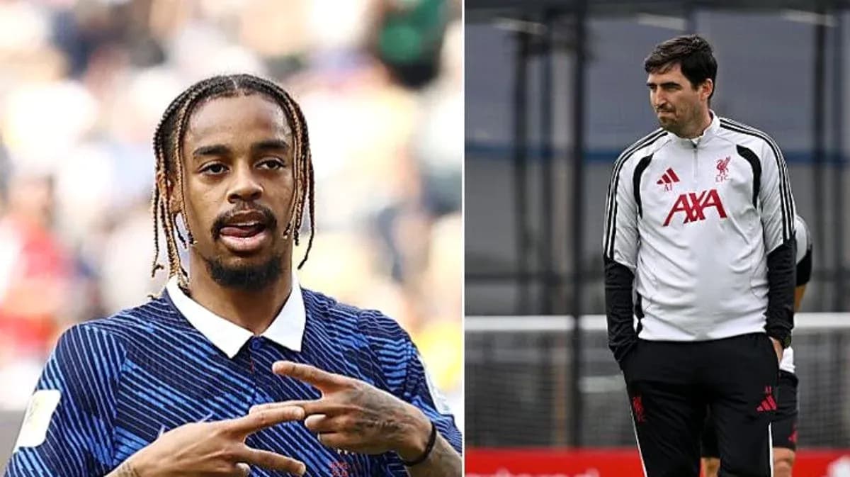Jugador de fútbol haciendo gestos y entrenador en entrenamiento