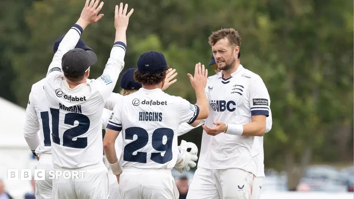 Jugadores de cricket celebrando un wicket en el campo