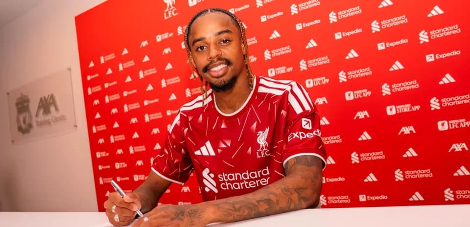 Jugador firmando contrato en sede de Liverpool FC