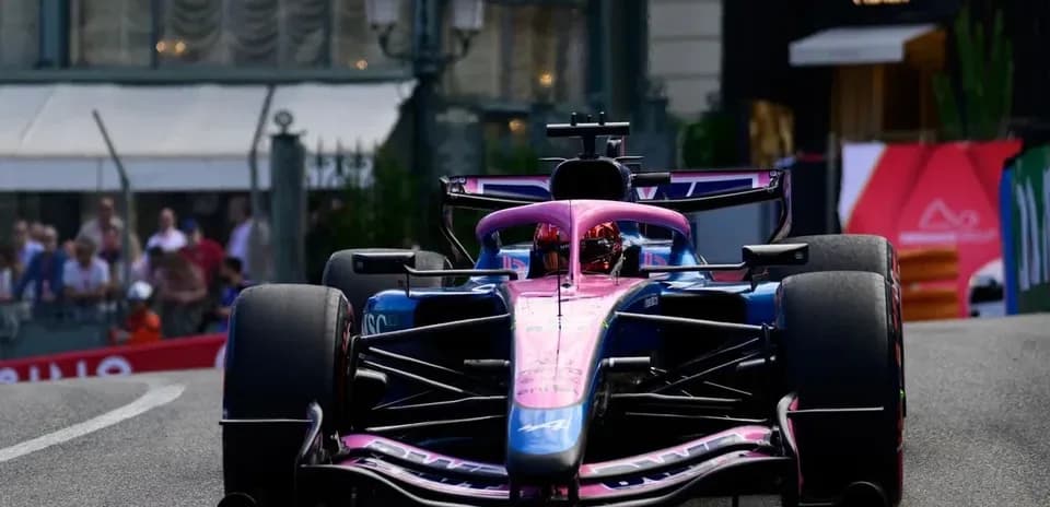 Coche de Fórmula 1 girando en una curva