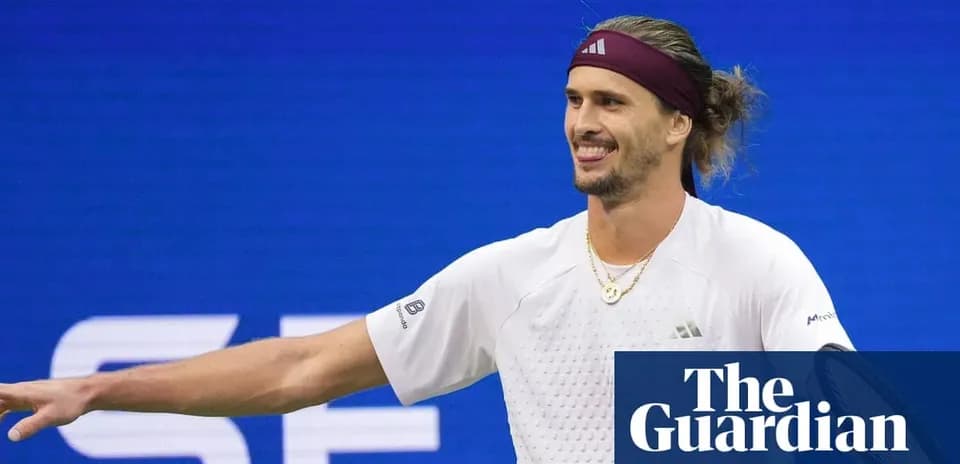 Jugador de tenis sonriendo en la cancha