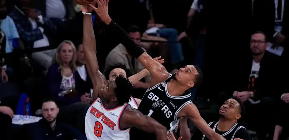 Jugador de los Knicks intentando bloquear un tiro