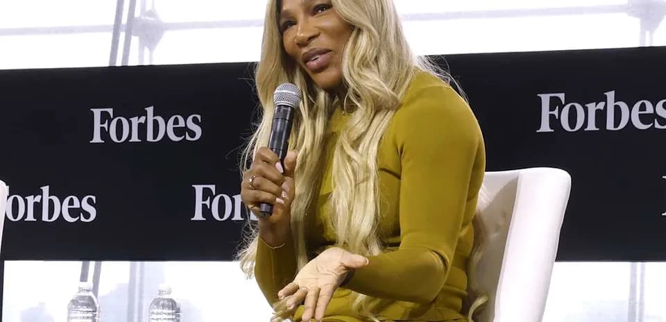 Mujer hablando en un evento de Forbes