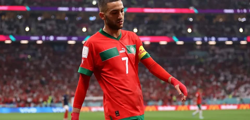 Jugador de Marruecos caminando por el campo