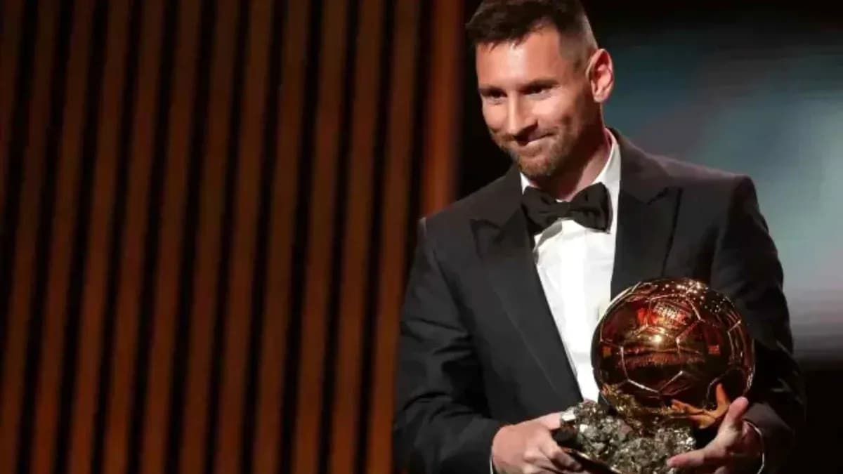 Jugador sosteniendo el Balón de Oro en ceremonia