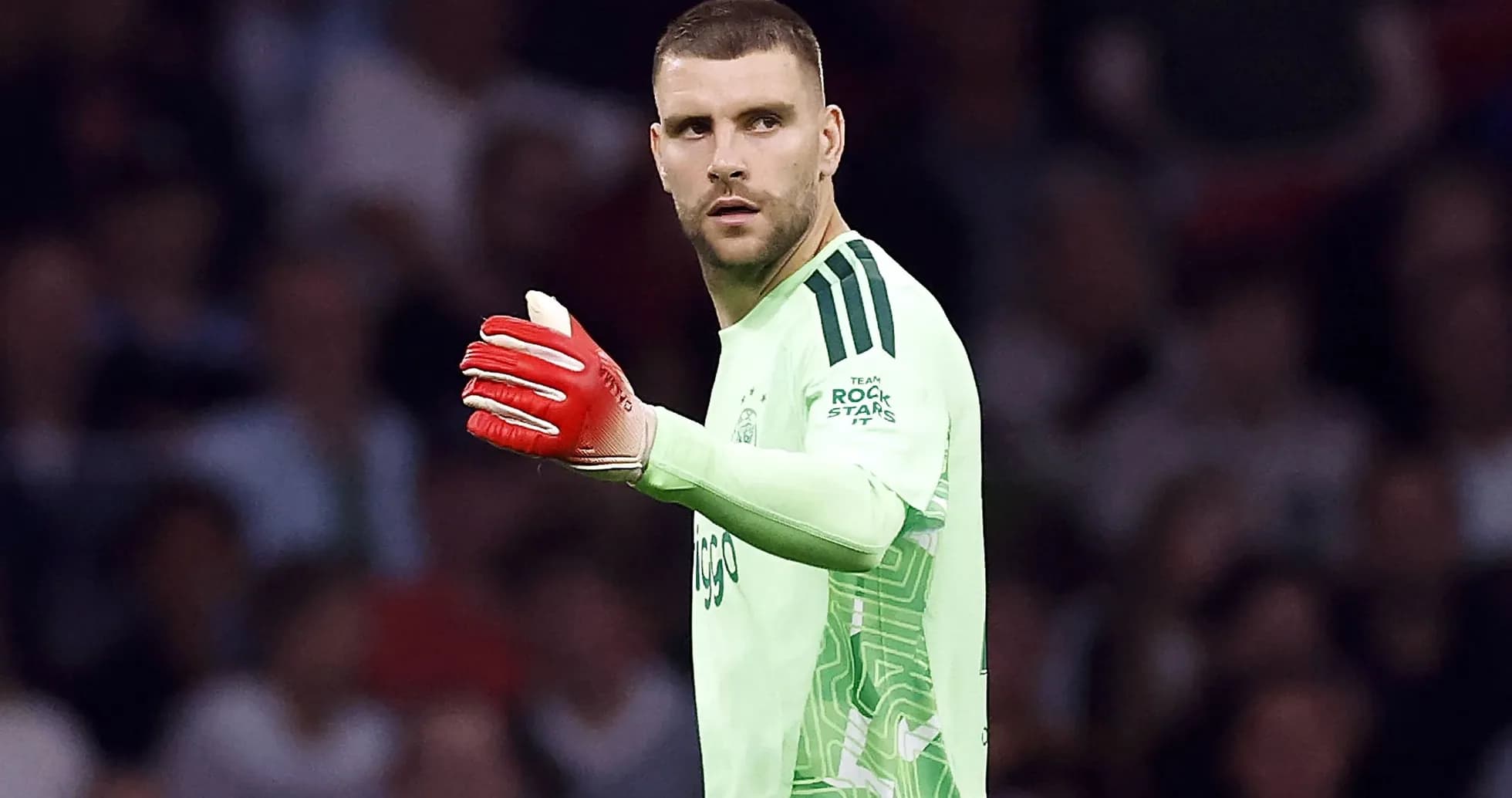Portero con guantes rojos durante un partido