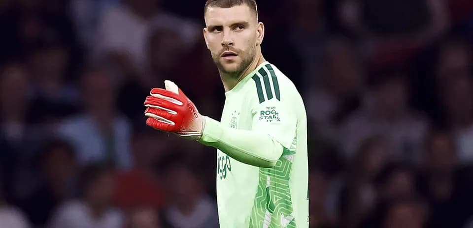Portero con guantes rojos durante un partido