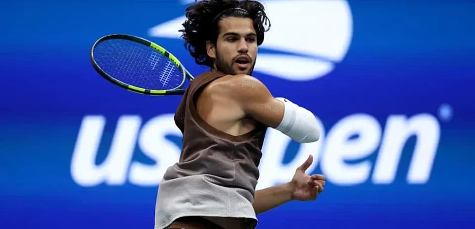 Jugador de tenis golpeando la pelota en el US Open