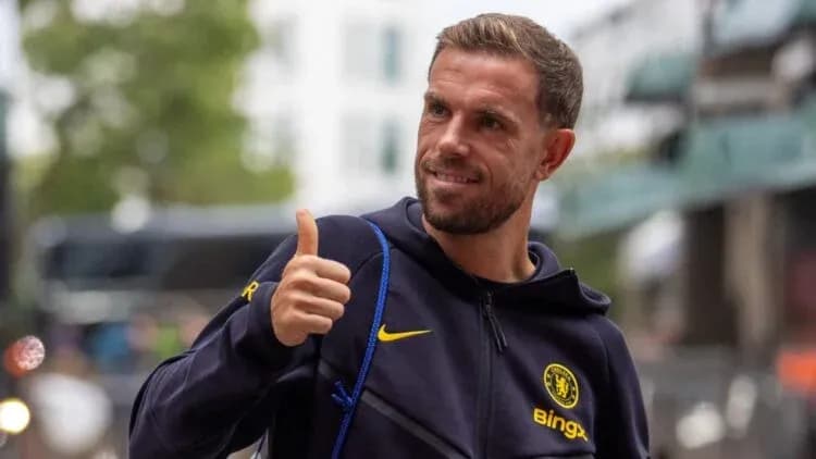 Jugador de Chelsea saludando con pulgar hacia arriba