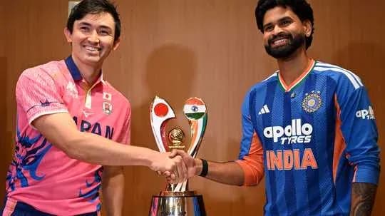 Jugadores de Japón e India con trofeo en ceremonia
