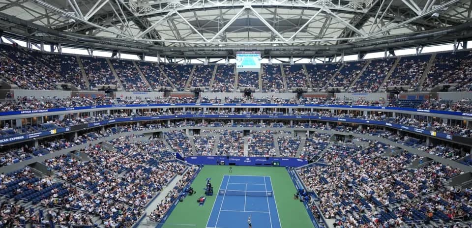 Vista general del estadio Arthur Ashe lleno de público