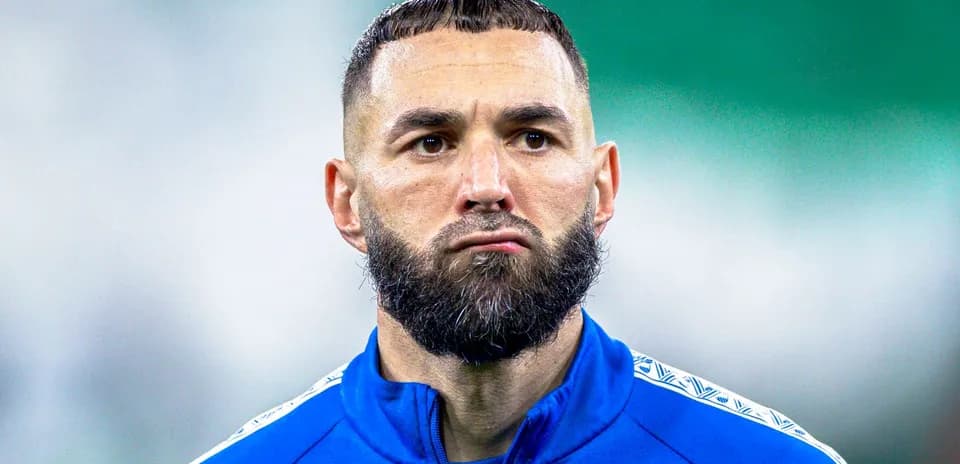 Jugador con barba en uniforme azul durante calentamiento