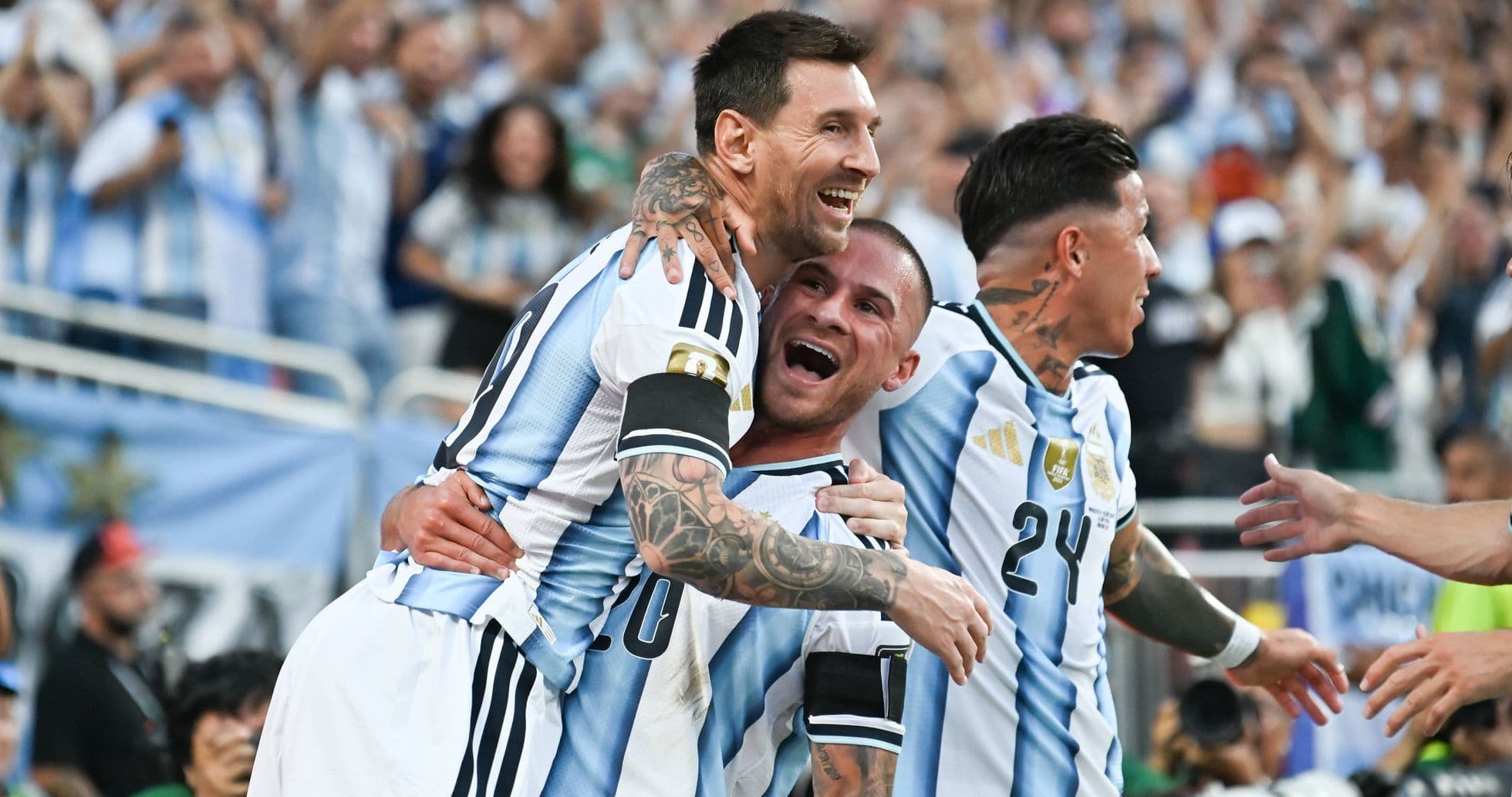 Jugadores de Argentina celebrando un gol juntos