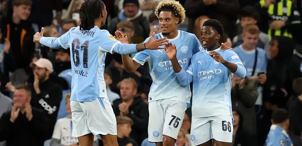 Jugadores de Manchester City celebrando un gol juntos