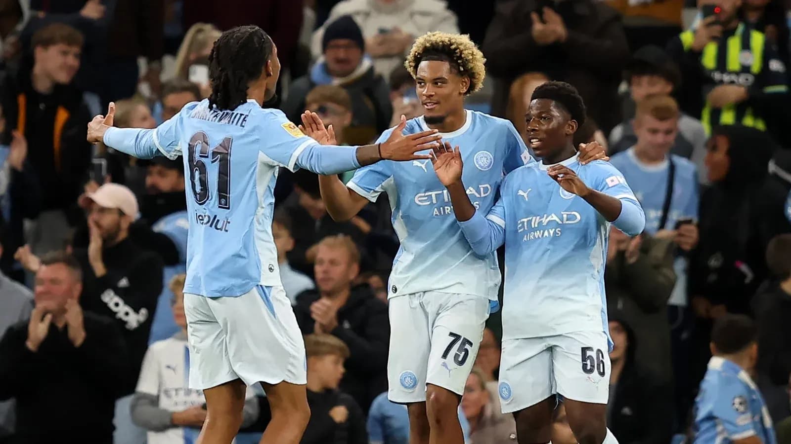 Jugadores de Manchester City celebrando un gol juntos