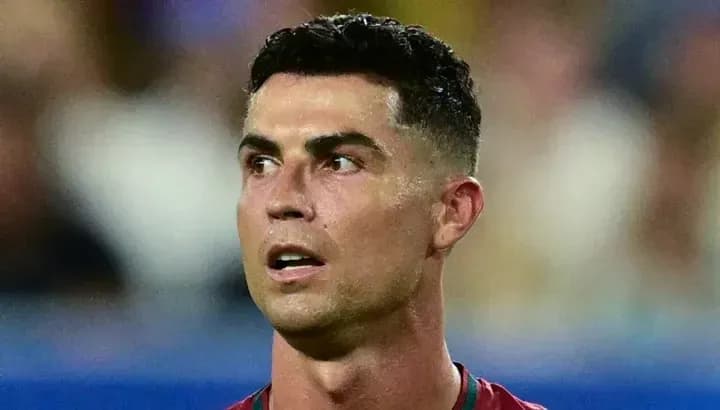 Jugador de fútbol con camiseta de Portugal en el campo