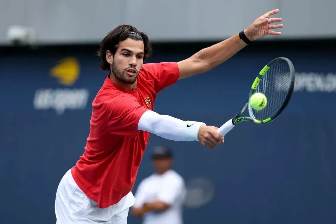 Jugador de tenis golpeando la pelota en entrenamiento