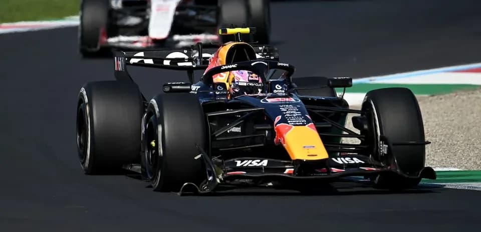 Coche de Fórmula 1 compitiendo en pista