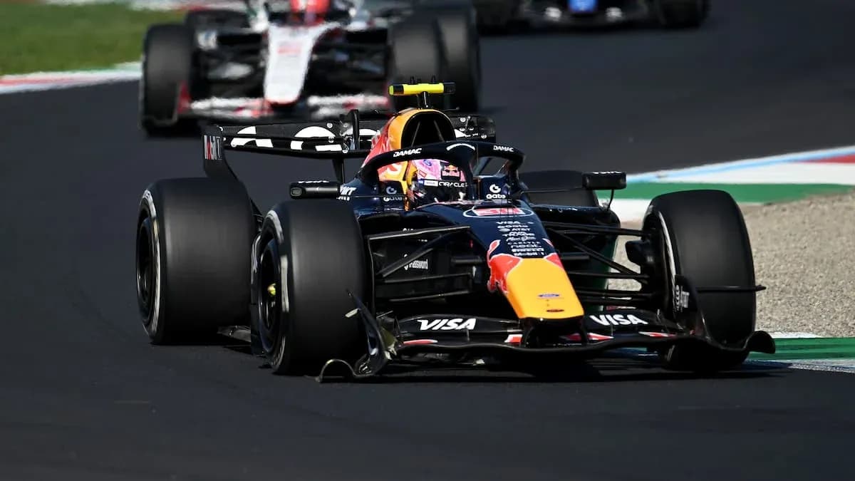 Coche de Fórmula 1 compitiendo en pista
