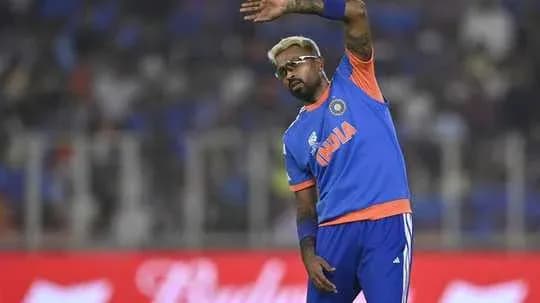 Jugando en el campo, jugador de India saluda