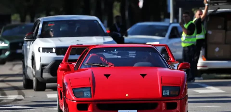 Ferrari roja en el tráfico urbano con otros vehículos