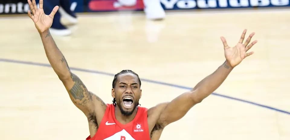 Jugador de baloncesto celebrando con brazos levantados