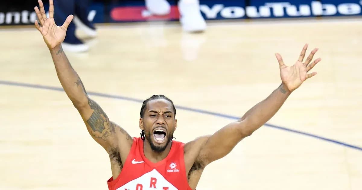 Jugador de baloncesto celebrando con brazos levantados