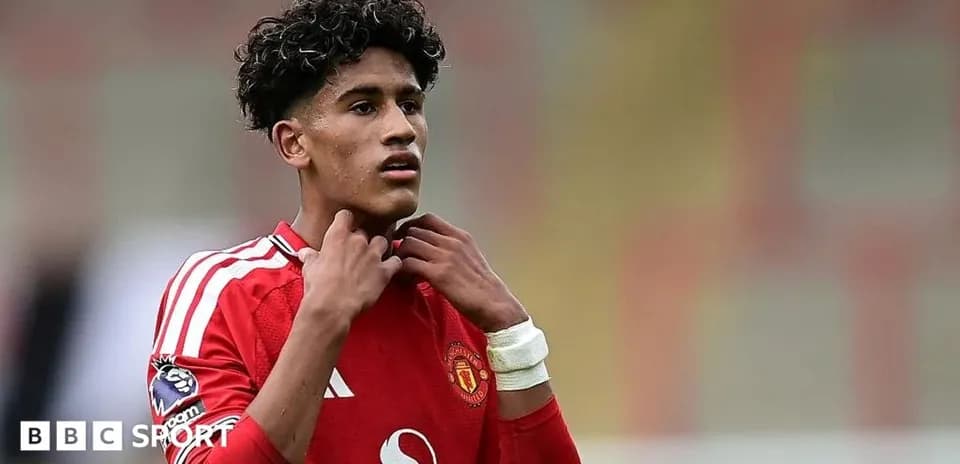 Jugador de Manchester United ajustándose el cuello de la camiseta