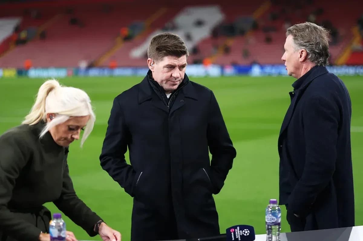 Tres analistas conversando en el campo de fútbol