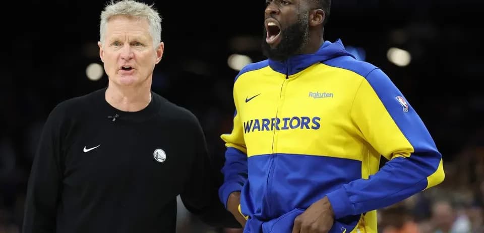 Entrenador hablando con jugador de los Warriors