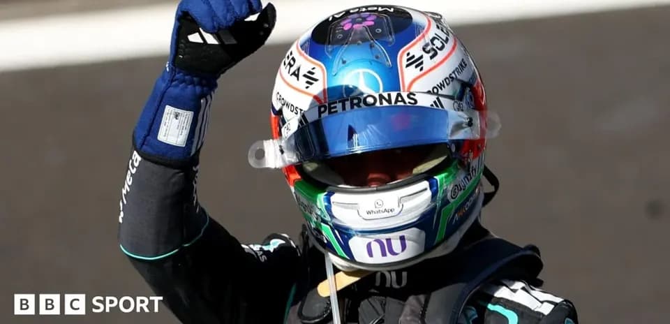 Piloto celebrando con puño en alto tras carrera