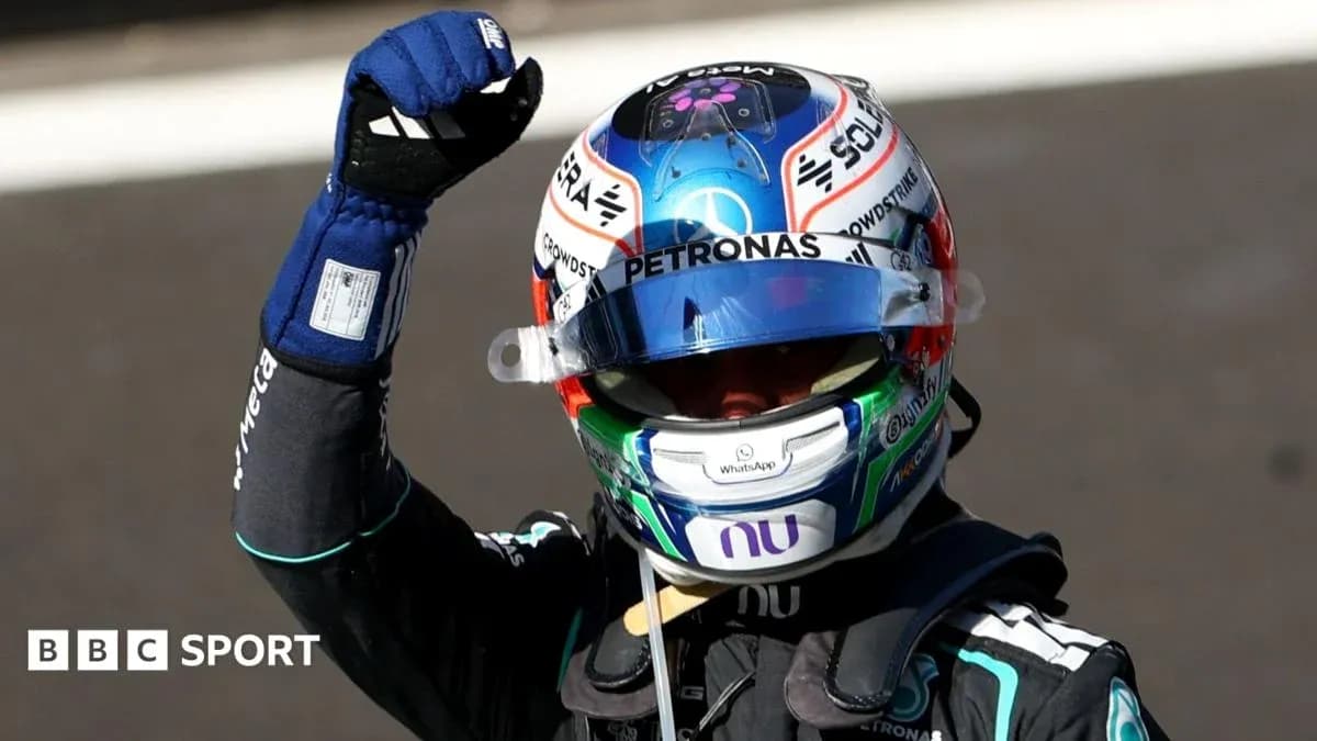Piloto celebrando con puño en alto tras carrera